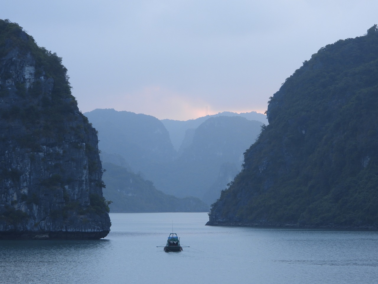 How to Be a Responsible Tourist in Vietnam’s Halong Bay